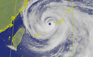 卡努颱風「慢遊」沖繩！16級風狂掃那霸影像曝光 全縣1/3用戶停電