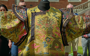 英國鑑寶節目出現龍袍! 可拍得20萬英鎊 專家：北京故宮才看得到