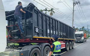 北土南送 嘉縣攔查扣留6輛非法載運車