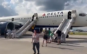 (影)驚險時刻！美客機亞特蘭大著陸輪胎爆炸起火 190乘客緊急逃生