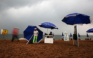 政治高於一切! 暴雨成災 難民成千上萬 中共高層不去救災 卻集體在北戴河度假... 