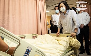 探視九鵬基地閃燃傷患 蔡英文：國家會負責後續所有照顧
