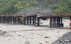 南橫明霸克露橋遭沖毀 ！李孟諺：3階段搶通