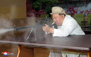 金正恩視察軍火工廠 看火砲看導彈車還試射狙擊槍