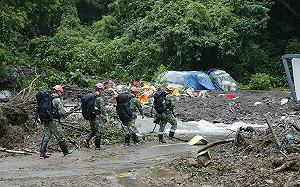 「卡努」重創南投仁愛 國軍特戰官兵前進盧山找到遇難村民