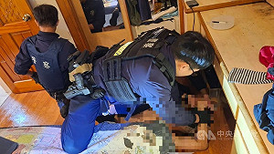 北市吸毒男家暴母燒手機 遭警壓制逮捕