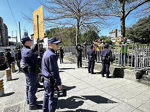 新黨游智彬赴民進黨中央丟雞蛋 警架離偵辦
