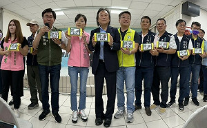 議員、里長送「除油」菜瓜布 游淑慧怒轟王世堅「敢做不敢認」