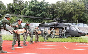 國軍黑鷹馳援南投運物資  地面部隊分送村落