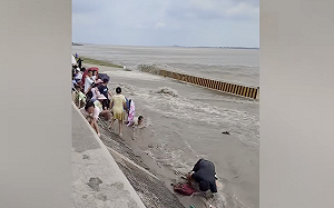 （影）錢塘潮來了 快跑! 大浪跑得比人快 遊客冒險觀漲潮險遭捲走