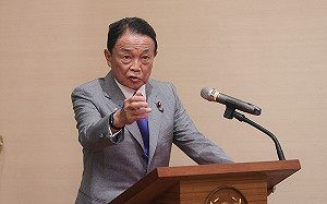 稱日外相「大媽」還說她不漂亮! 麻生太郎歧視失言引爭議 日網友 : 感到羞恥