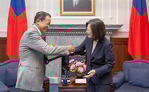 麻生太郎會蔡英文：以海賊王作比喻 盼台日關係持續發展 