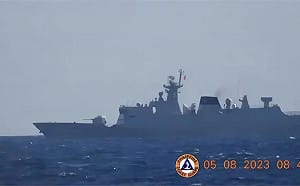 不僅發射水砲！中國還10艦集結仁愛礁恫嚇菲律賓 南海局勢再動盪