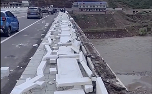 竟然風吹就倒! 陝西榆林黃河大橋護欄啟用半年就倒塌 疑豆腐渣工程