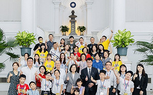 海基會安排台商子女補上「台灣課」 赴府民主巡禮還和總統合影