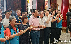  郭台銘屏東玉皇宫參香 周典論率黨籍議具現身迎接
