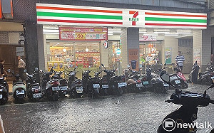 雙北降豪雨！台鐵平溪線一度停駛 北車水淹到腳踝