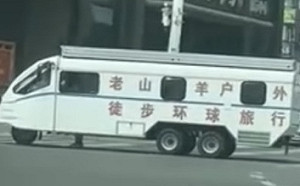 (影) 新版「摩登原始人」? 汽車底下竟長出2隻人腳 車外寫「徒步環遊世界」
