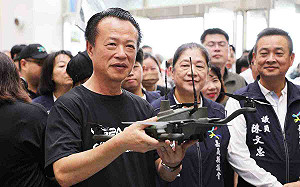 2023無人機日在嘉義 翁章梁簽訂培育人才合作備忘錄