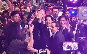 (影) 賴清德抵紐約下榻飯店畫面曝! 百僑胞揮舞國旗高喊 : 台灣加油 