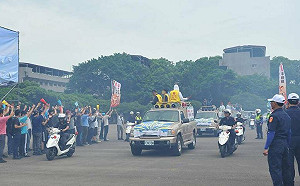 對總統車隊比中指  黃暐瀚：「空車」交管有法、「只是被訓斥」