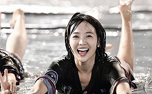 籃籃「球場滑到走光」！曬濕身照網嗨：想一起玩