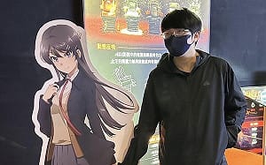 超負荷出門牽女友手被偷拍？照片曝光網笑：你把朵莉放哪裡