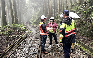 為省路82名遊客闖林鐵軌道！違反鐵路法最高可罰5萬元