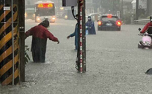 陳其邁臉書被灌爆! 高雄暴雨狂炸 多處淹水 市民怒喊「放豪雨假」!