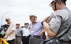 柯媽心疼柯喊「雞排妹穿更少」 柯文哲回恍然大悟民主政治精神