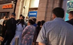 (影) 銀行裏沒錢也能領？ 「這個家」電腦系統出錯 民眾大排長龍搶領錢 