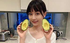 黑嘉嘉童年萌樣曝光！爸超認真觀賽 網笑：表情太嚴肅了吧