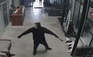 （影）柬埔寨驚傳劫囚！蒙面男持槍襲警 中國毒販趁「保外就醫」逃脫