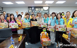 中秋月圓做公益  陳怡珍蔡旺詮青果西施攜手挺果農送文旦助弱勢