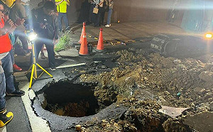 北市南港路驚見天坑！雙向封閉搶修 上午提前開放機車及小轎車通行