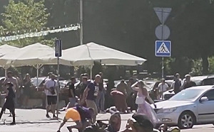 （影）烏北部市中心遭飛彈襲擊！7平民喪生 建築物、街道滿目瘡痍