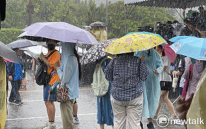 「還路於民大遊行」登場 現場下起大暴雨仍未阻擋民眾力挺 