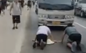 （影）涿州災民攔車下跪喊 :「家都沒了」 冷血「勘災」官員硬是不下車