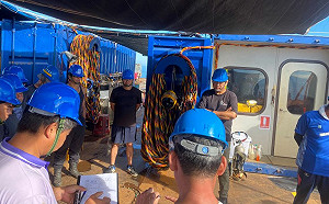 無人機監控海面 天使沉船機艙污油水抽除作業接近完成