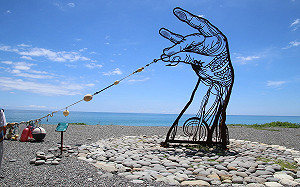 台東最新打卡亮點！阿塱壹古道入口新添「巨手」大型裝置藝術