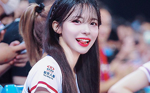 李多慧「迷你裙」遭強風吹飛！驚恐表情曝光