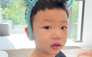 蔡波能玩滑板「沒看路撞表弟」！蔡阿嘎笑：山道猴囝仔