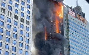 （影）天津新天地大廈遭惡火吞噬 消防隊急派284人搶救 傷亡不明