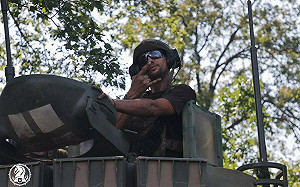 (影) 烏軍開始砲轟托克馬克！M2步戰車助撤離居民 海馬斯摧毀俄電戰車