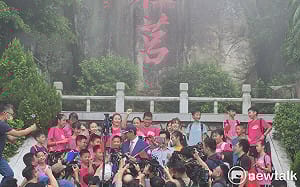 郭台銘登太武山避同台蔡、侯 拉小學生喊「要和平、不要戰爭」 