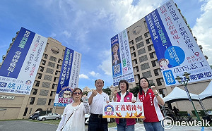 姚正玉巨型選舉看板亮相 辣句戳破綠色執政神話