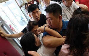 （影）郭台銘再赴金門談和平宣言 基進楊佩樺送游泳圈嗆：自己游去中國投降