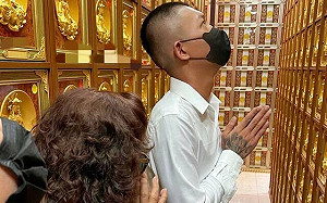 鳳梨找到當年詐47萬「阿嬤本人」！赴靈前上香致歉：一切圓滿