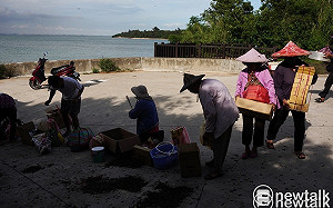 良影一二》金門古寧頭村民祭拜古寧頭戰役陣亡的國軍與解放軍孤魂   凸顯戰爭造成的悲劇