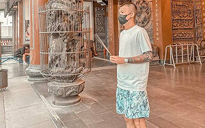 赴阿嬤靈前上香遭酸「還在演」！鳳梨爆氣連珠炮回嗆